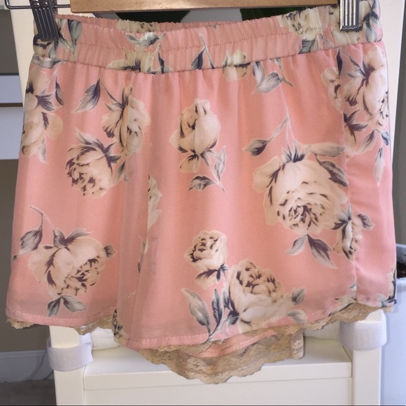 Tobi Pink Floral Shorts Size XS - Picture 4 of 8